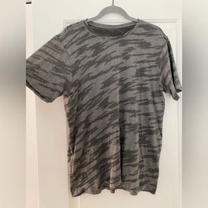 MENS LULULEMON Short-Sleeve lightweight running shirt // LARGE // Grey